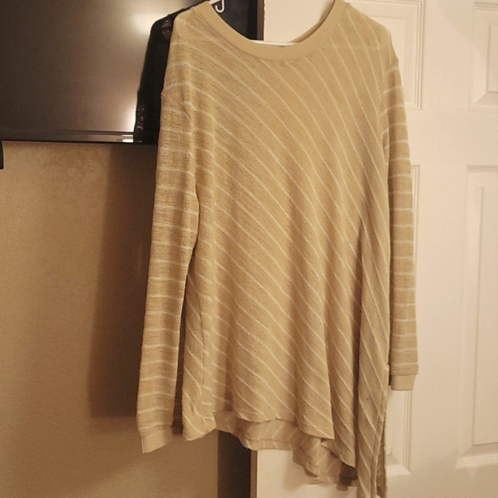 Everleigh long sleeve light top